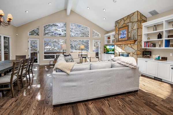 House, 4 Bedrooms | Living area | Smart TV