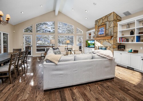 5025 Main Gore Place 4 Bedroom Condo by RedAwning