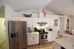 Refrigerador, horno, cafetera/tetera, tostadora