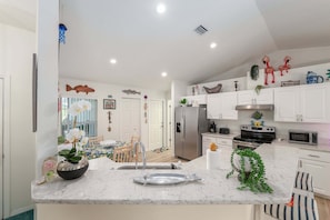 House, 3 Bedrooms | Private kitchen