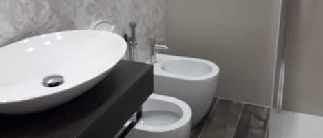 Triple Room | Bathroom | Shower, hair dryer, bathrobes, bidet