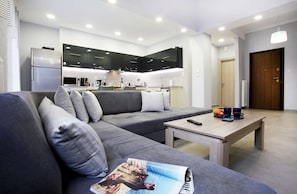 Apartamento, vista para a cidade | Área de estar | TV de tela plana
