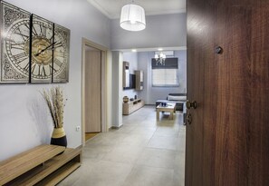 Interior entrance - Spacious 3-Bedroom Apartment Near the Train (Athens)