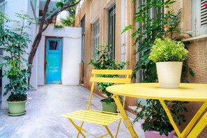 Terrace/patio - Spacious 3-Bedroom Apartment Near the Train (Athens)