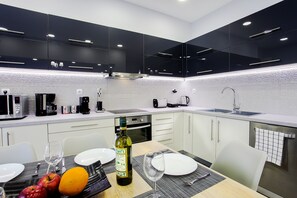 Apartment, City View | Private kitchen | Full-sized fridge, microwave, oven, stovetop - Spacious 3-Bedroom Apartment Near the Train (Athens)