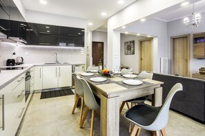 Apartment, City View | Private kitchen