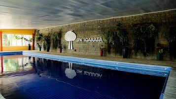 Una piscina techada, una piscina al aire libre