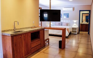 Ropa de cama hipoalergénica, minibar y espacio para trabajar con laptop 