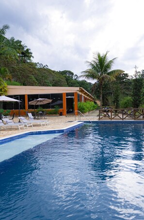 Una piscina techada, una piscina al aire libre
