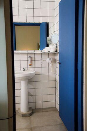 Ducha, artículos de tocador gratuitos, batas, toallas