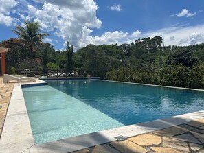 Una piscina techada, una piscina al aire libre