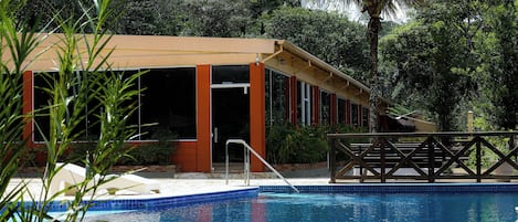 Una piscina techada, una piscina al aire libre