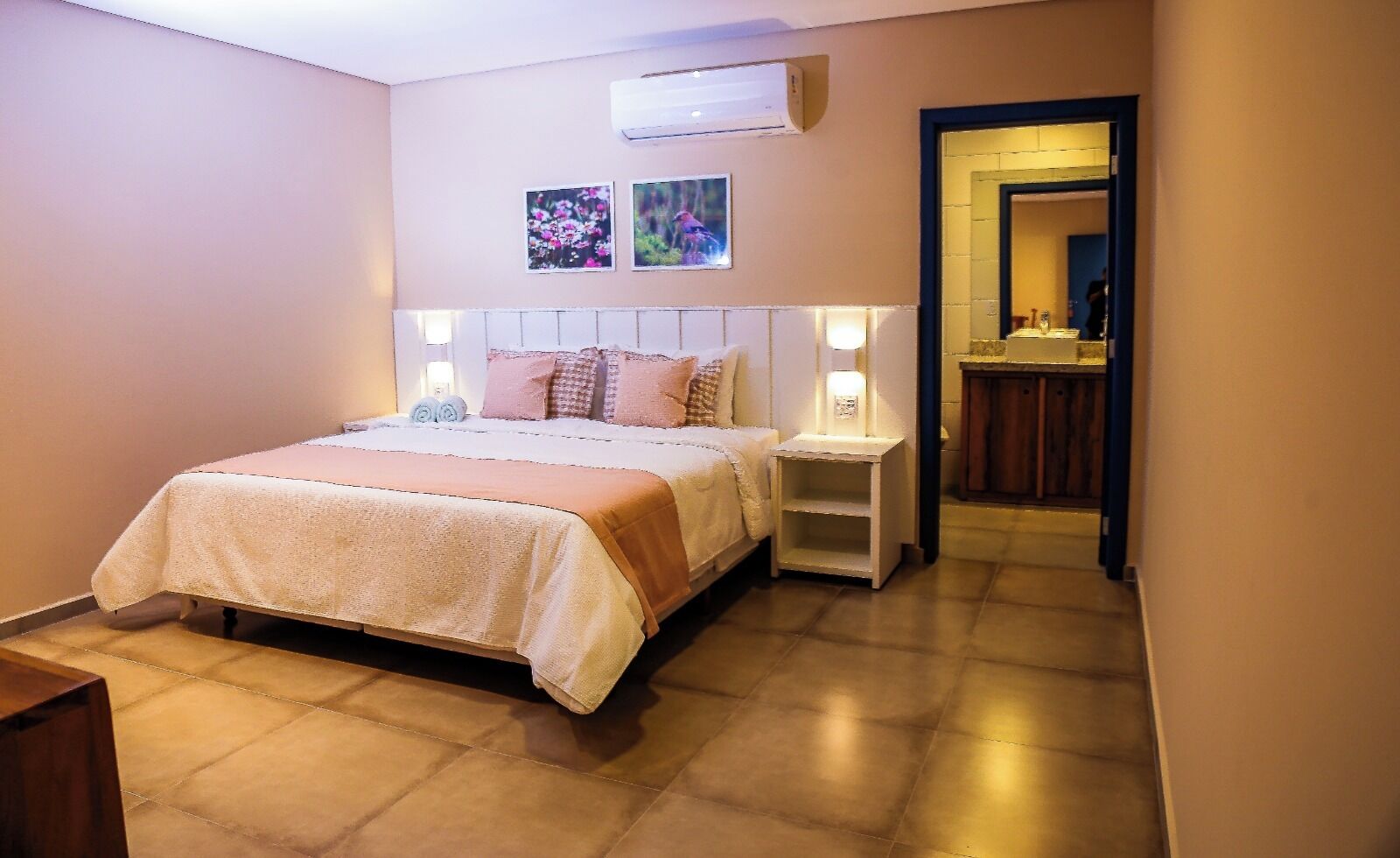 Quarto casal premium | Roupas de cama antialérgicas, frigobar, espaço de trabalho para notebook