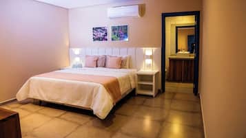 Quarto casal premium | Roupas de cama antialérgicas, frigobar, espaço de trabalho para notebook