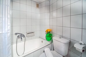 Apartamento, 1 habitación | Baño | Bañera, secador de pelo, toallas y jabón