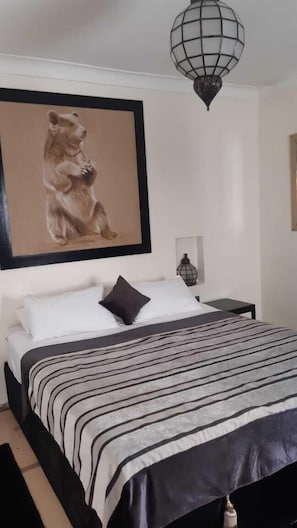 Cortinas blackout, cunas gratuitas, wifi gratis y ropa de cama 