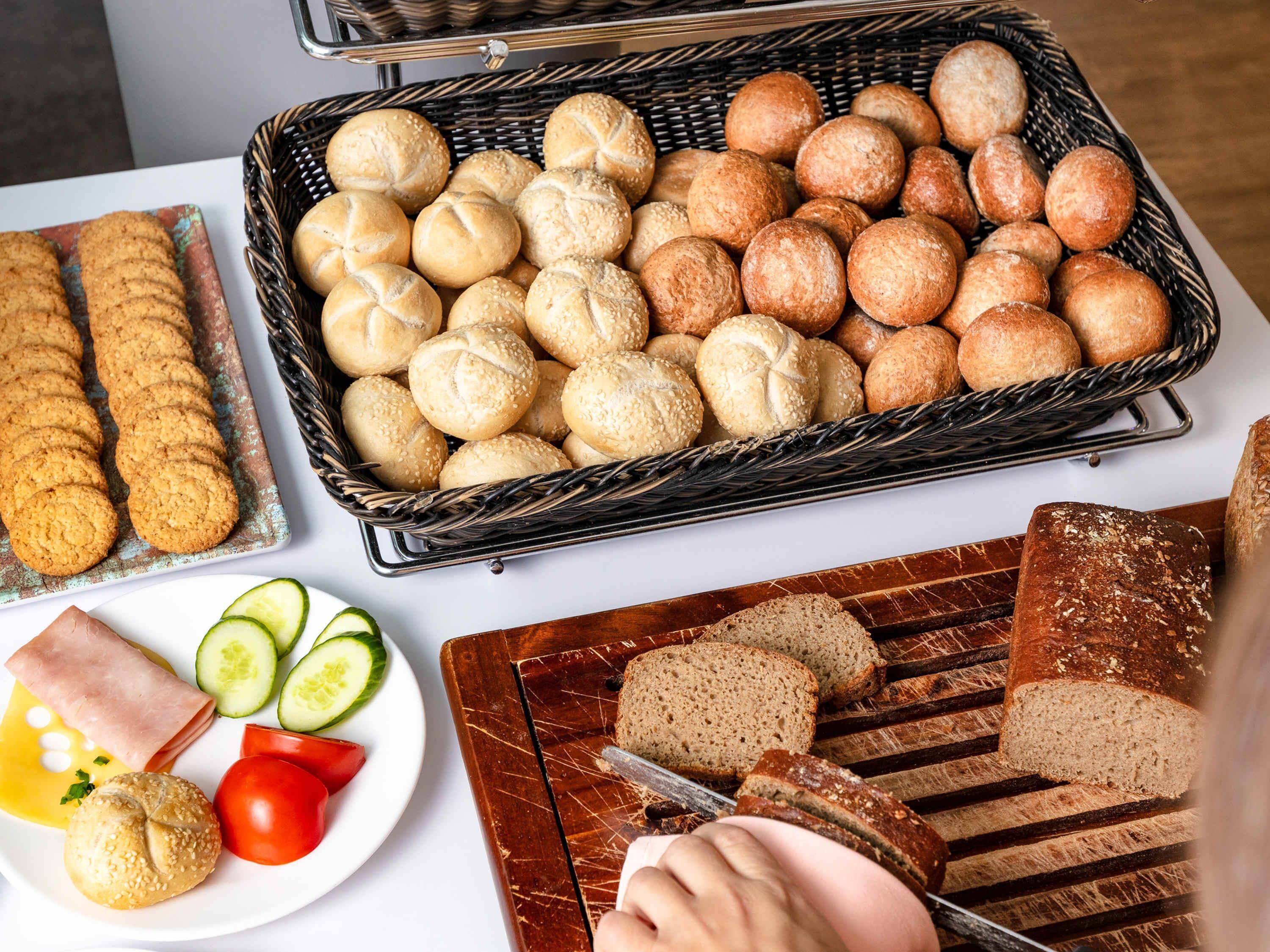 daily buffet breakfast (pln 38 per person)