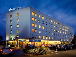 Moderni hotellirakennus, jossa on tasainen julkisivu, useita ikkunoita ja kyltti, josta ilmenee, että se on ibis budget -hotelli.
