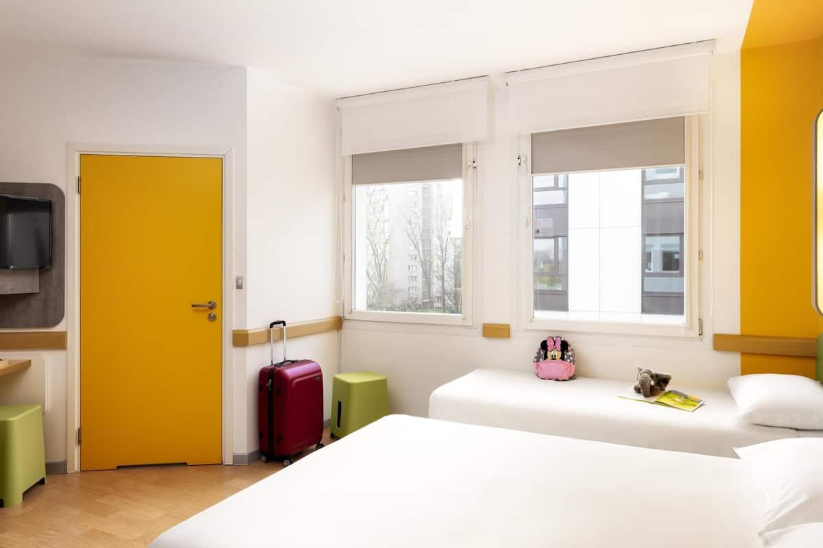Standard Double Room | Desk, laptop workspace, blackout drapes, soundproofing