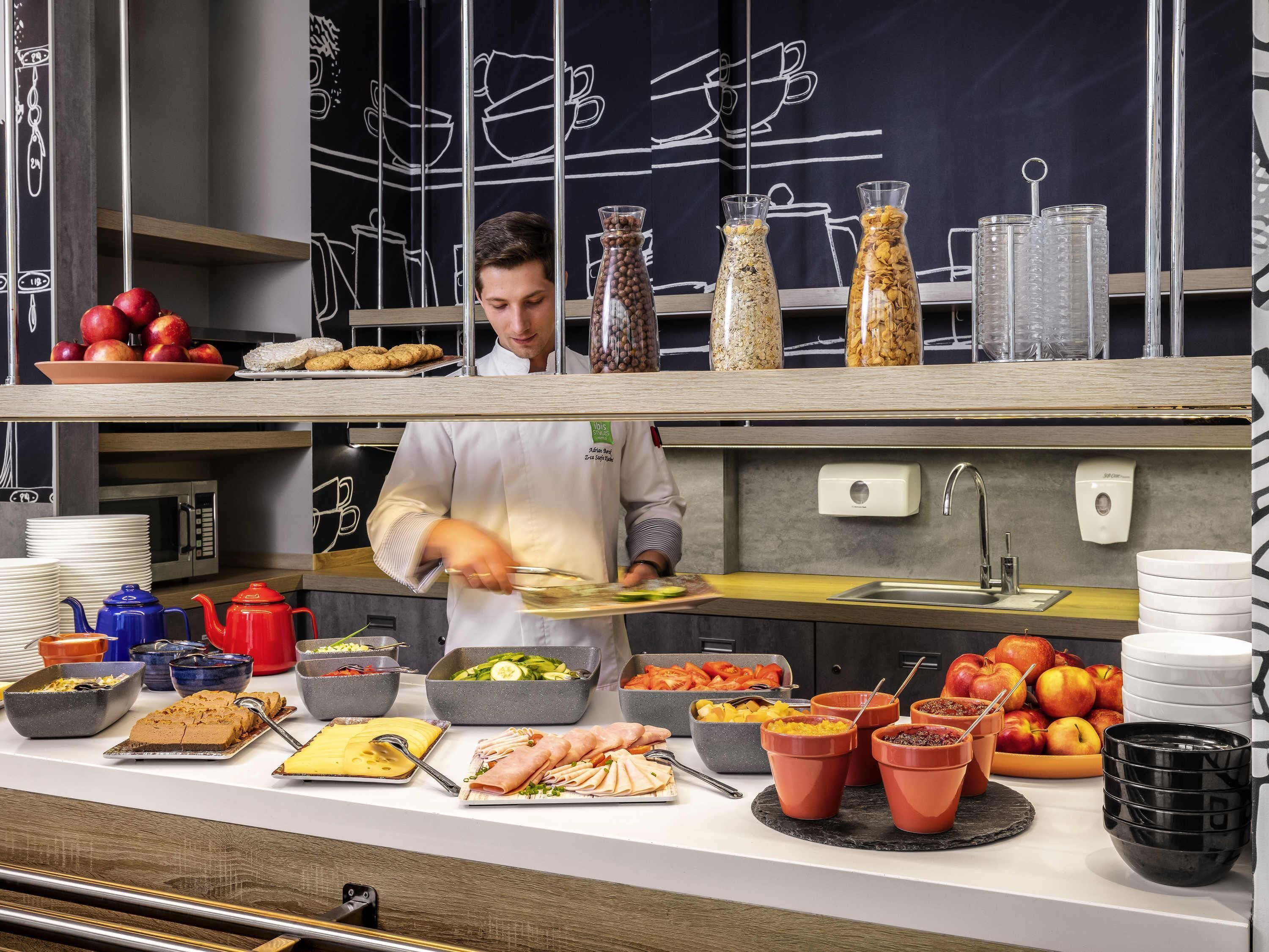 daily buffet breakfast (pln 38 per person)