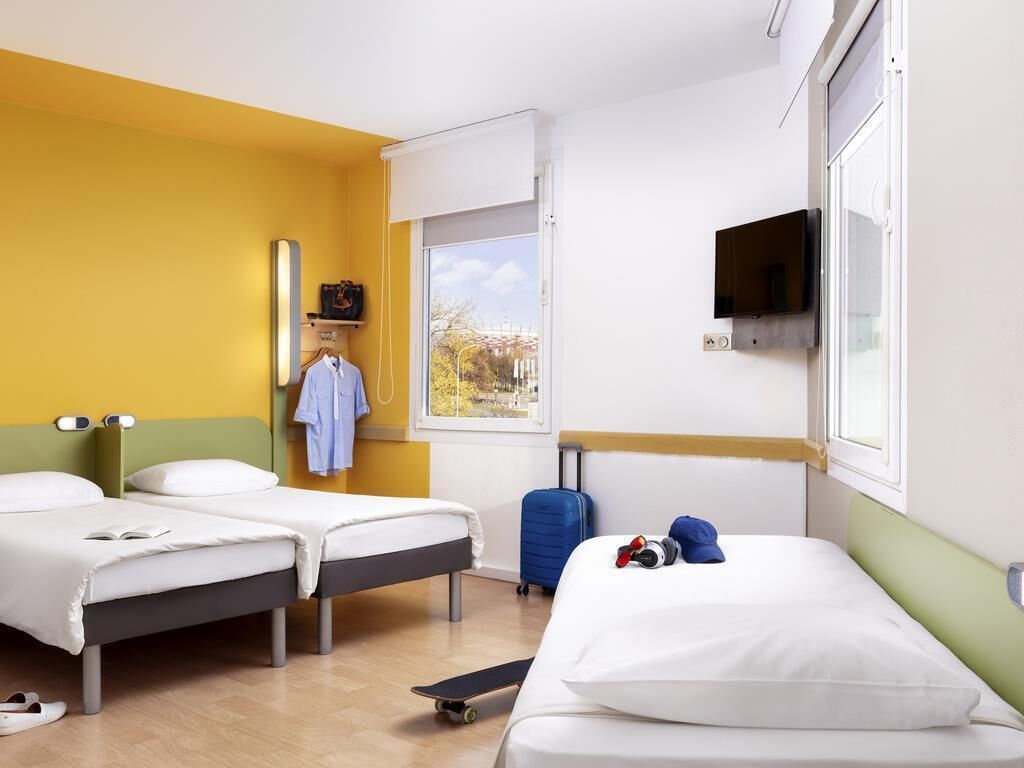 Standard-Dreibettzimmer, 3 Einzelbetten | Schreibtisch, laptopgeeigneter Arbeitsplatz, Verdunkelungsvorhänge