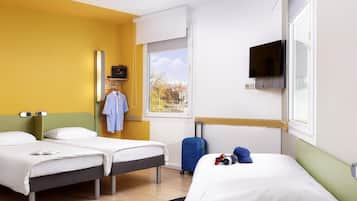 Standard-Dreibettzimmer, 3 Einzelbetten | Schreibtisch, laptopgeeigneter Arbeitsplatz, Verdunkelungsvorhänge