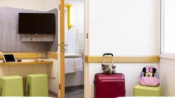 Escritorio, espacio para trabajar con laptop y cortinas blackout