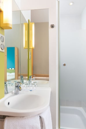 Shower, eco-friendly toiletries, towels