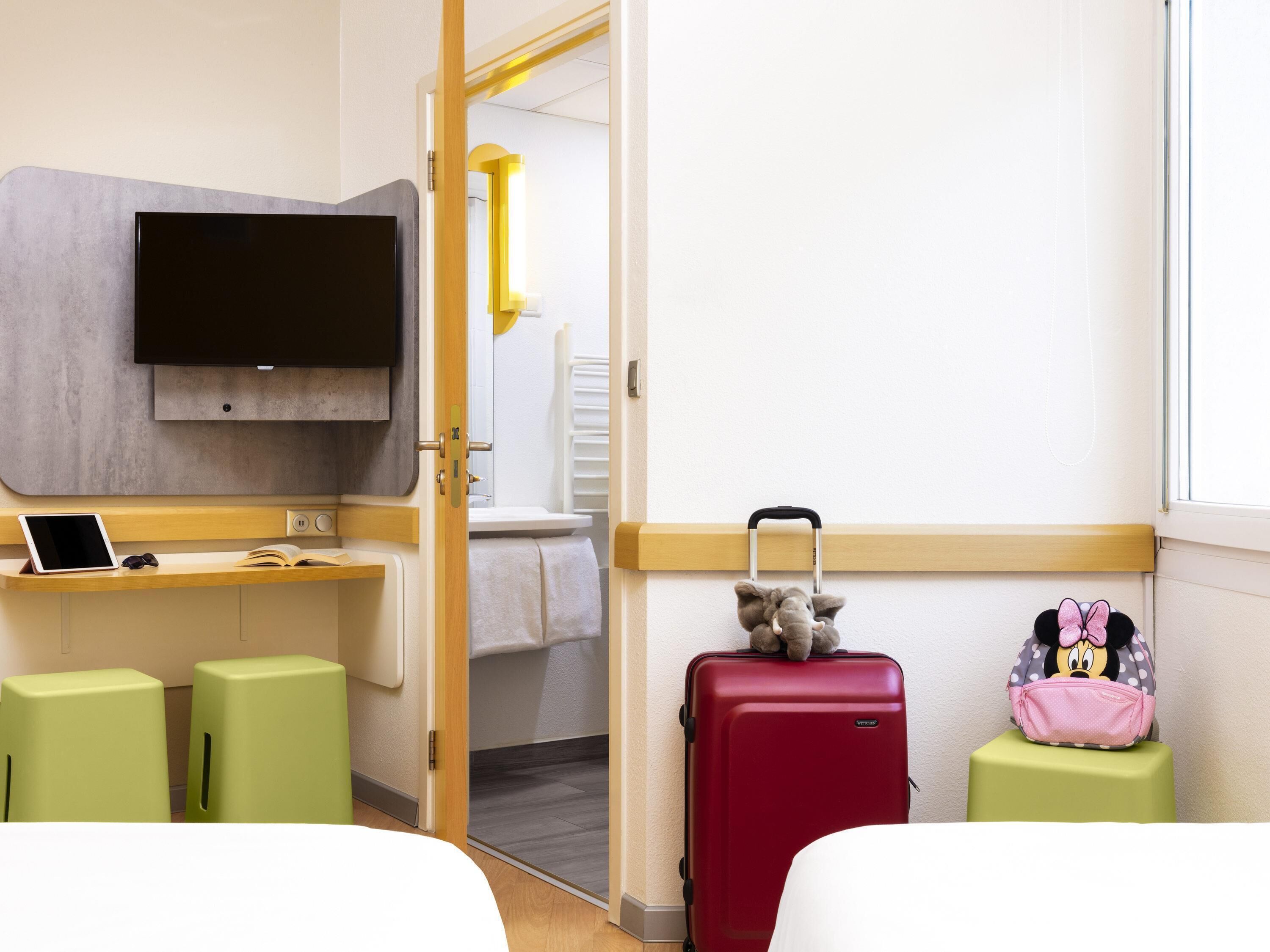 Chambre Double Standard | Bureau, espace de travail pour ordinateur portable, rideaux occultants