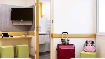 Chambre Double Standard | Bureau, espace de travail pour ordinateur portable, rideaux occultants
