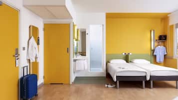 مكتب ومساحة عمل للكمبيوتر المحمول وستائر تعتيم وتجهيزات عازلة للصوت