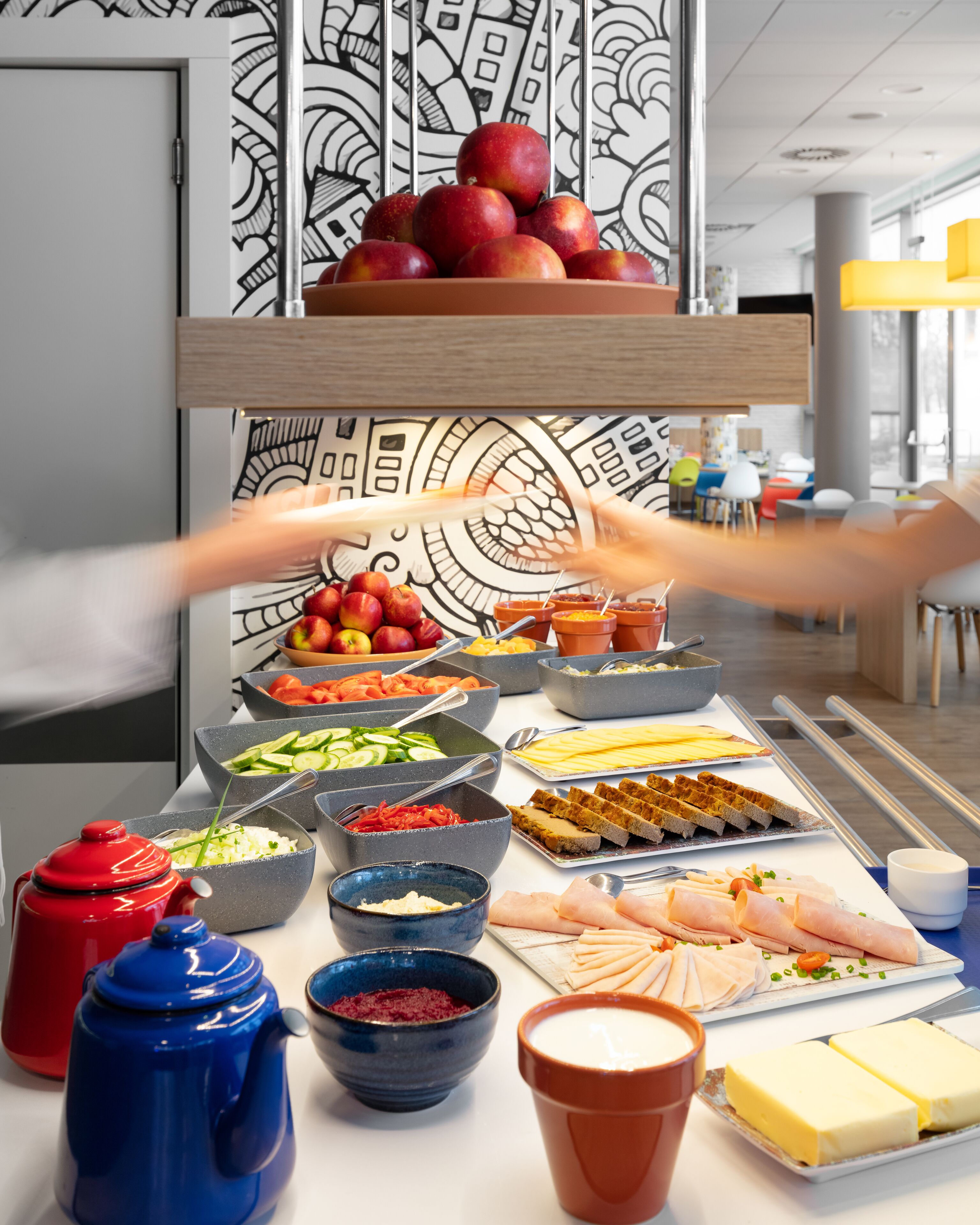 daily buffet breakfast (pln 38 per person)