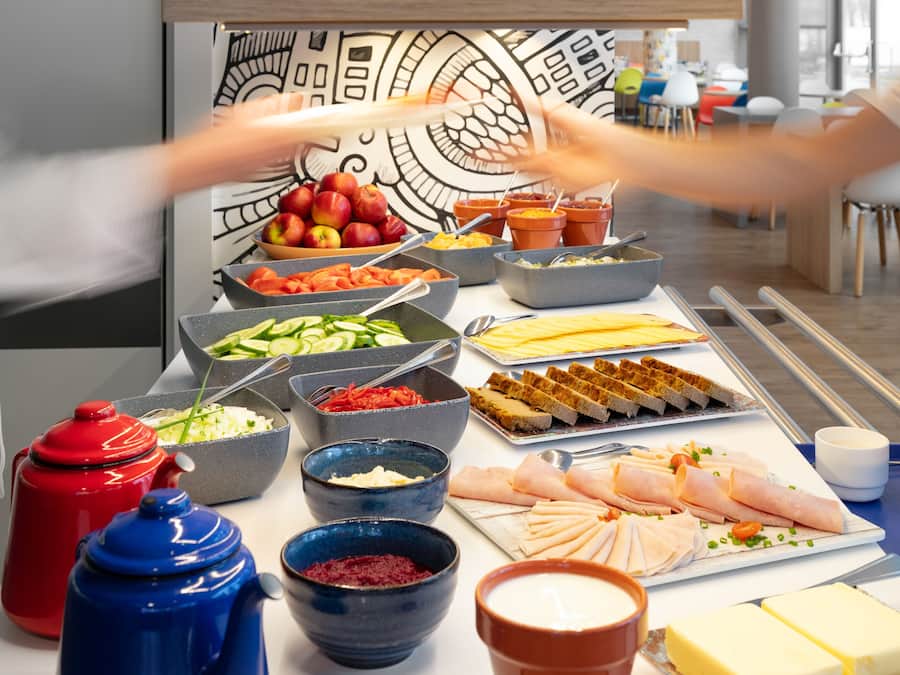 Daily buffet breakfast (PLN 38 per person)