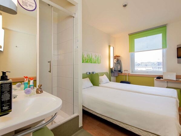 Double Room, 1 Single Bed | Desk, laptop workspace, soundproofing, iron/ironing board