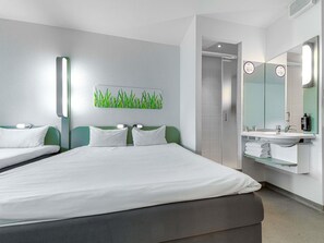 Habitación estándar doble, varias camas | Escritorio y espacio para trabajar con un portátil