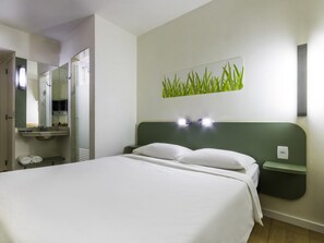 Standaard tweepersoonskamer, 1 queensize bed, niet-roken, huisdieren toegestaan | Een bureau, een laptopwerkplek, geluiddichte muren