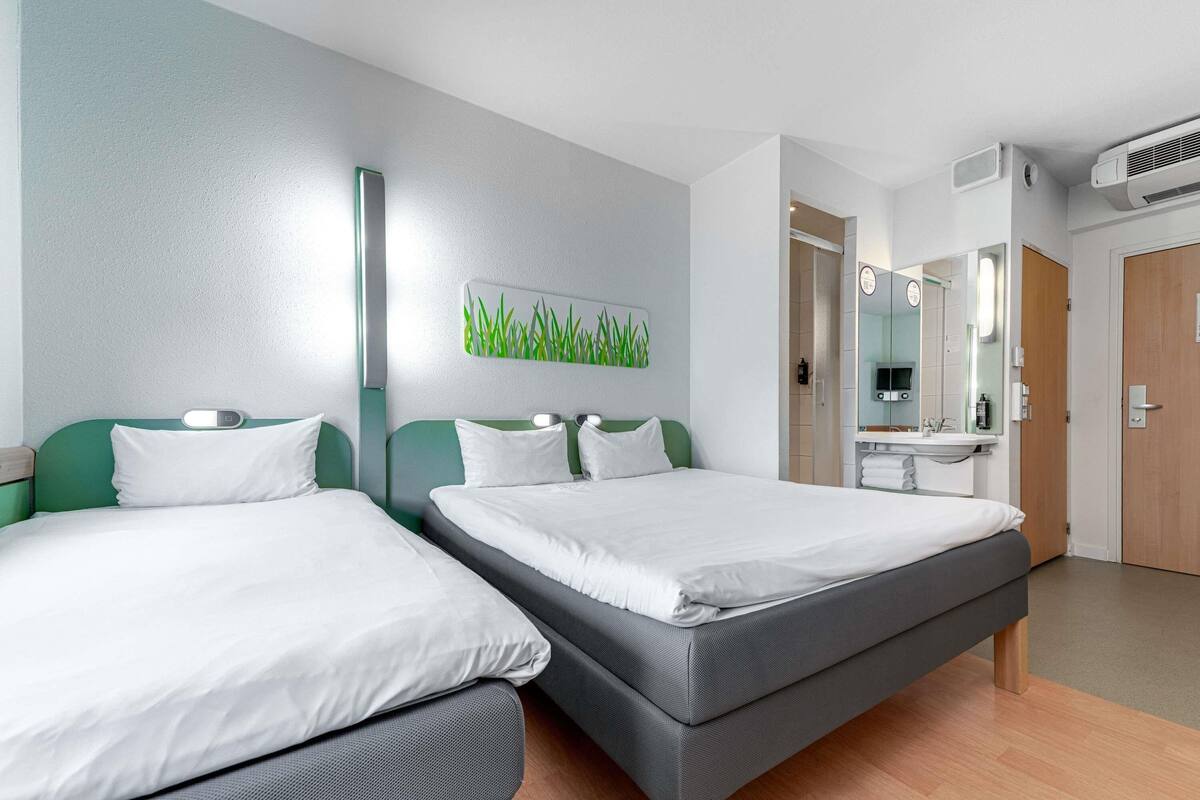 Standard-Doppelzimmer, Mehrere Betten | Schreibtisch, laptopgeeigneter Arbeitsplatz, schallisolierte Zimmer