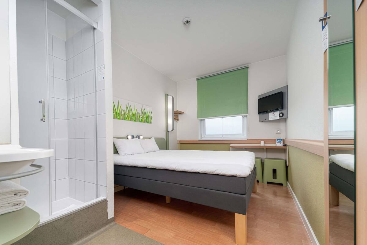 Standard-Doppelzimmer, 1 Queen-Bett, Nichtraucher, Haustiere gestattet | Schreibtisch, laptopgeeigneter Arbeitsplatz, schallisolierte Zimmer