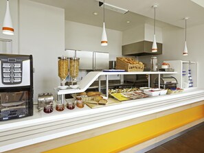 Se ofrece un desayuno bufé todos los días (por un coste adicional)