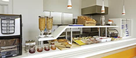 Petit déjeuner buffet (49 PLN par personne)