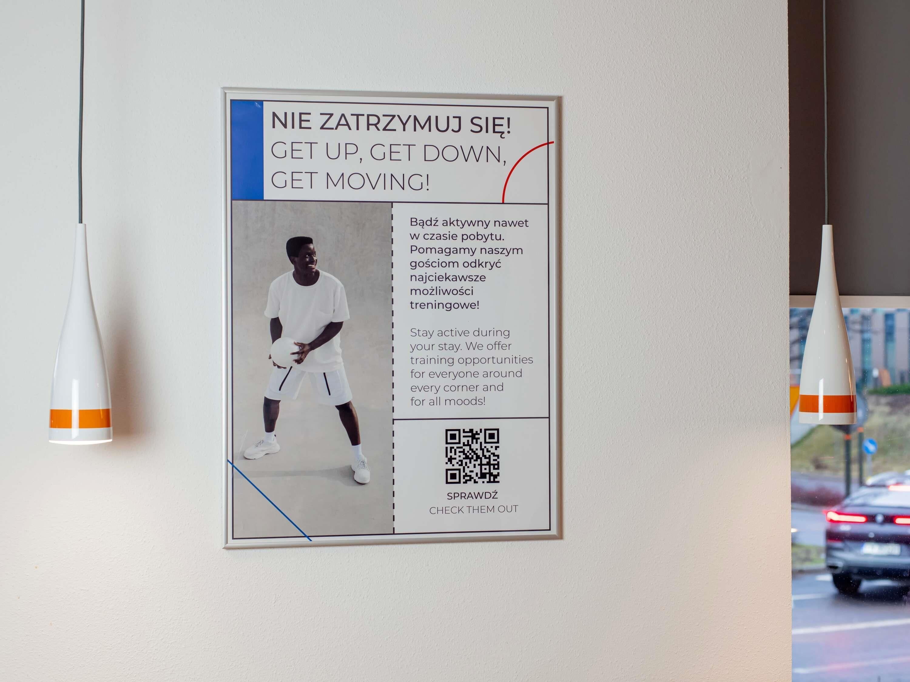 Un manifesto con testo motivazionale e un codice QR, appeso a una parete.