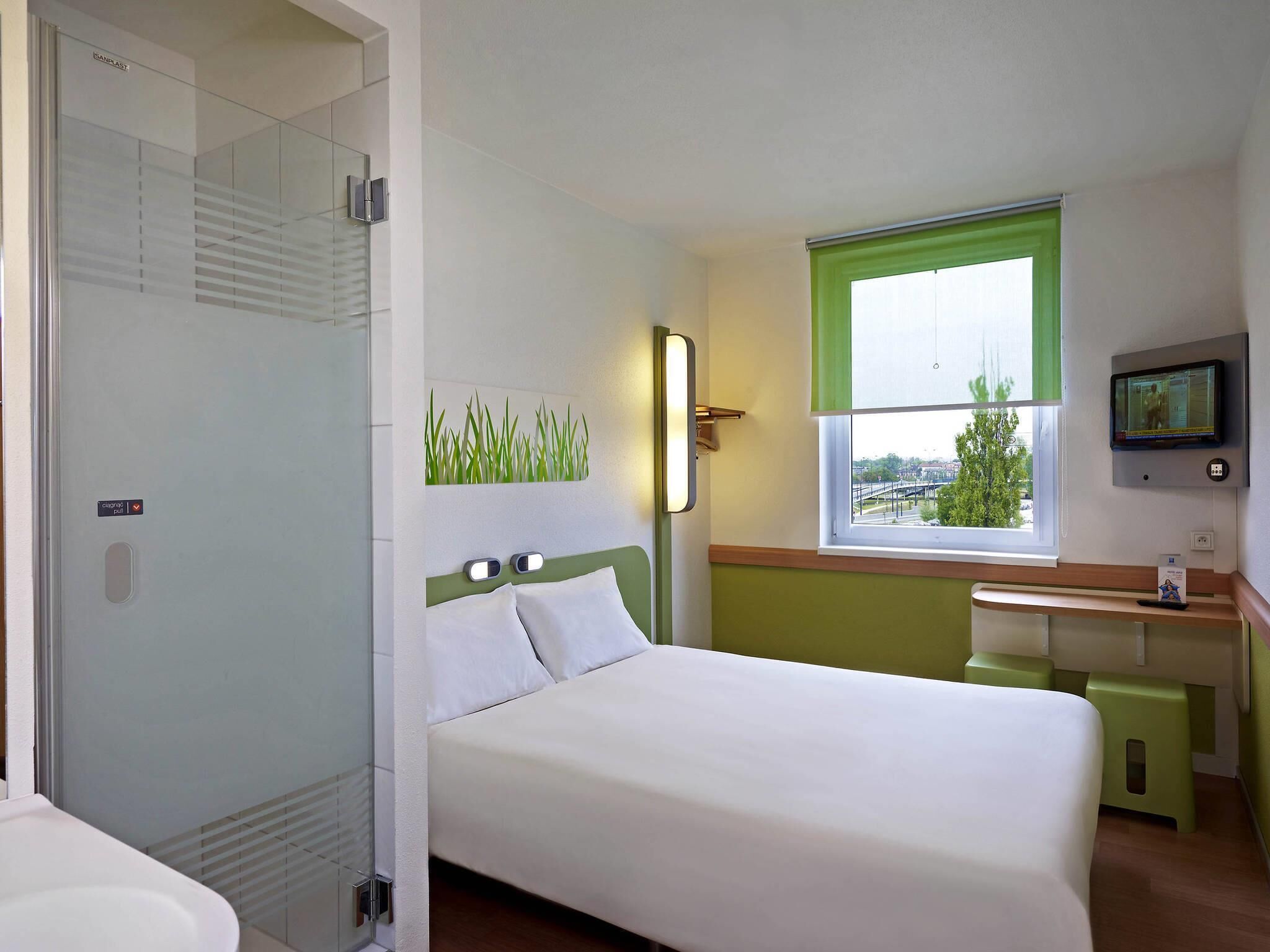 Standard Double Room, 1 Queen Bed, Non Smoking, Pets Allowed | Desk, laptop workspace, soundproofing, iron/ironing board