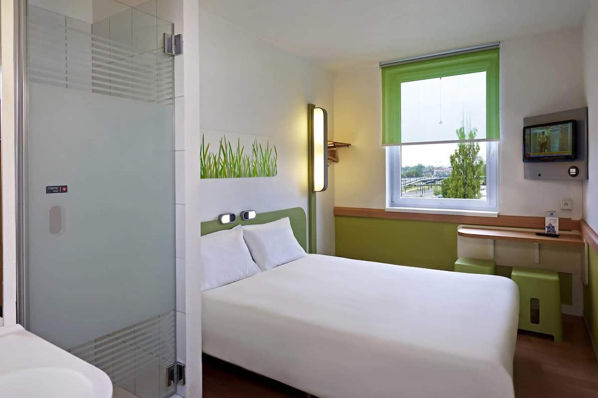 Chambre Standard double, 1 grand lit, non-fumeur, animaux de compagnie acceptés | Bureau, espace de travail pour ordinateurs portables