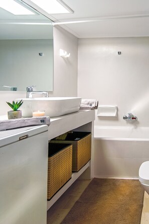 Bathroom - Charming 2 bdr apt next to Piraeus port (Piraeus)