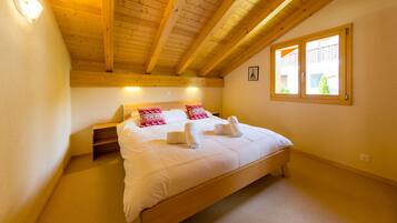 4 bedrooms, iron/ironing board, free WiFi, bed sheets