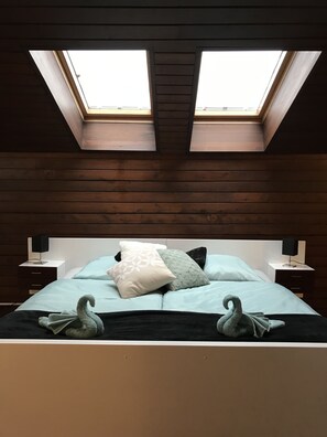 Family Room (2) | Bed sheets - Nature view B&B (Ljubljana)