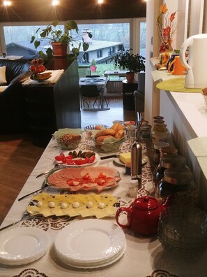 Tägliches inbegriffenes kontinentales Frühstück