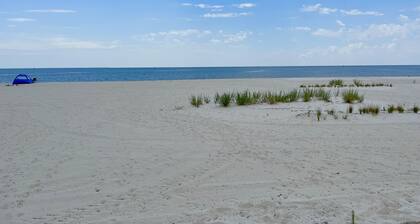 Spring Break Fun/ Pool/ Hot Tub/ Walk to the Beach