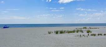 NOUVELLE MAISON DE PLAGE! -PASSER Ă LA PLAGE-PISCINE PRIVĂE-PATIO-CLĂTURĂ DANS LA COUR ARRIĂRE-GRILL