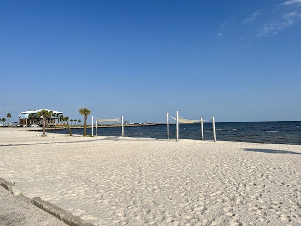 På stranden